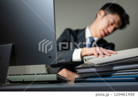 働くビジネスマン 120461498