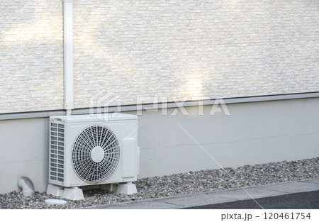 住宅の外壁とエアコンの室外機 120461754