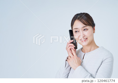 スマートフォンで通話する女性 スマートフォンで通話する女性 120461774