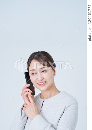 スマートフォンで通話する女性 スマートフォンで通話する女性 120461775