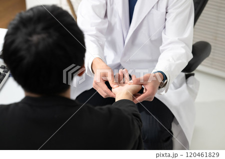 診察をする医師 診察をする医師 120461829