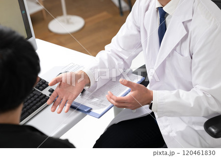 診察をする医師 診察をする医師 120461830