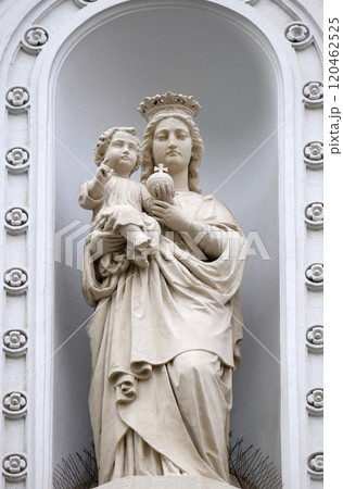 Virgin Mary with baby Jesus, statue on the house facade in Graz, Styria, Austria 120462525
