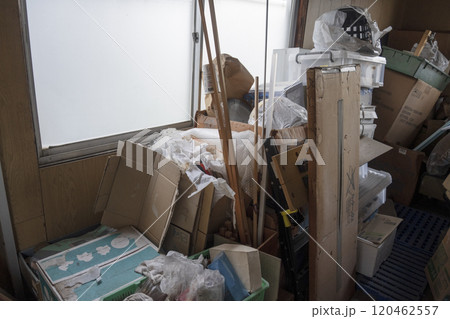 家の物置きのゴミ 120462557