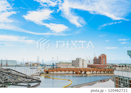 エスパルスドリームプラザから見た青空が広がる清水マリンパークの風景(静岡県) 120462721