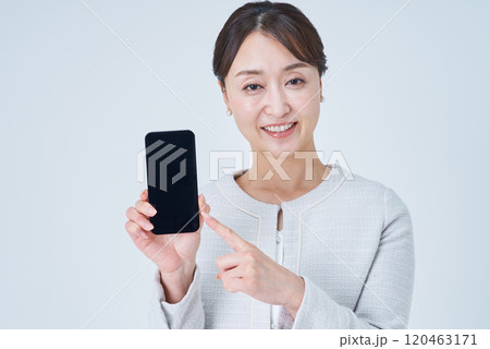 スマートフォンを操作する女性 スマートフォンを操作する女性 120463171