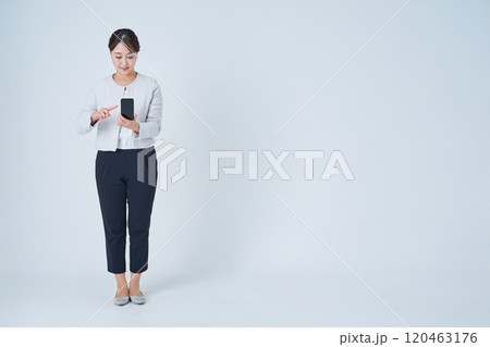 スマートフォンを操作する女性 スマートフォンを操作する女性 120463176