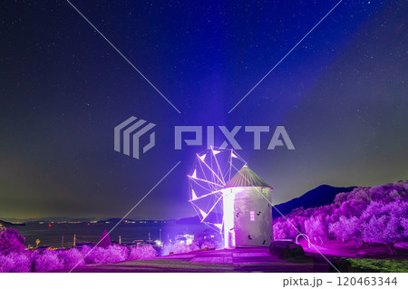 小豆島オリーブ公園のギリシャ風車 120463344