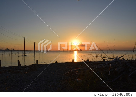 夕暮れの久津間の海中電柱　千葉 120463808