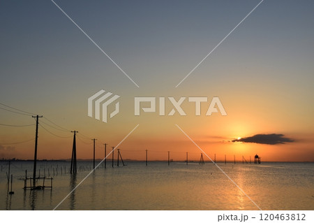 夕暮れの久津間の海中電柱　千葉 120463812