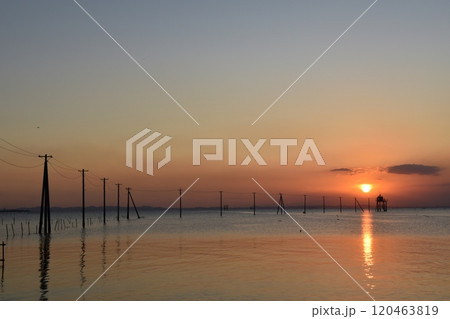夕暮れの久津間の海中電柱　千葉 120463819