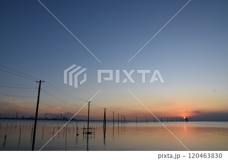 夕暮れの久津間の海中電柱 千葉 夕暮れの久津間の海中電柱 千葉 120463830
