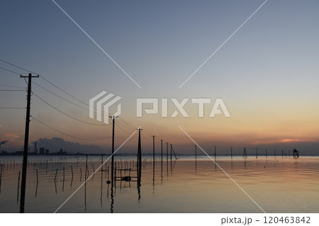 夕暮れの久津間の海中電柱　千葉 120463842