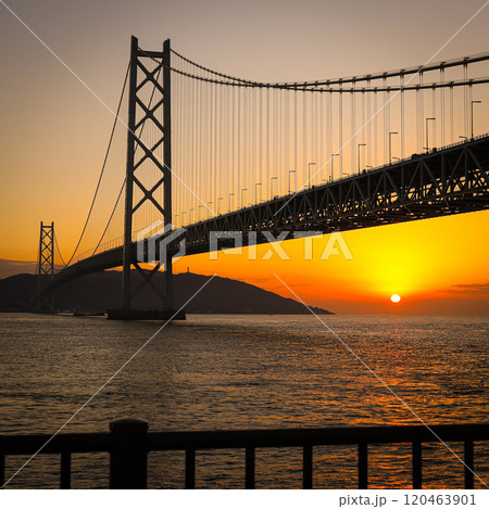 明石海峡大橋と夕焼け 120463901