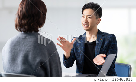 ミーティングをする男女2人のビジネスマン 120463919