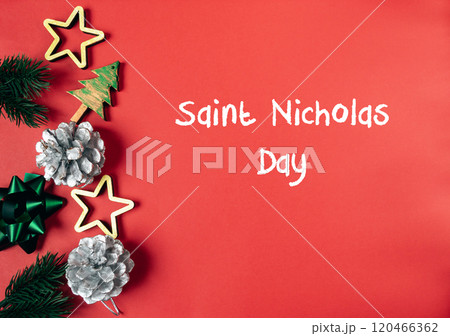 Red background with a Christmas tree and stars 120466362