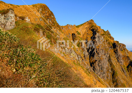 谷川岳・秋の西黒尾根から見る山頂とマチガ沢の絶景 谷川岳・秋の西黒尾根から見る山頂とマチガ沢の絶景 120467537