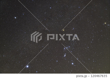 春の星空　オリオン座と冬の大三角 120467635