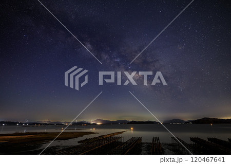 瀬戸内の春の星景　牡蠣棚並ぶ空に昇る夏の天の川 120467641