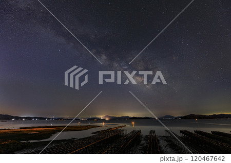 瀬戸内の春の星景 牡蠣棚並ぶ空に昇る夏の天の川 瀬戸内の春の星景 牡蠣棚並ぶ空に昇る夏の天の川 120467642