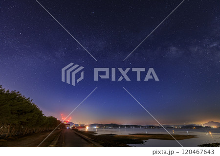 瀬戸内の早春の星空 明け空に昇る白鳥座と夏の大三角 瀬戸内の早春の星空 明け空に昇る白鳥座と夏の大三角 120467643