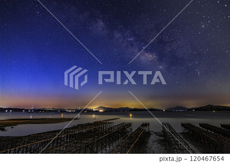 瀬戸内の春の星景 薄明の空に昇る天の川 瀬戸内の春の星景 薄明の空に昇る天の川 120467654