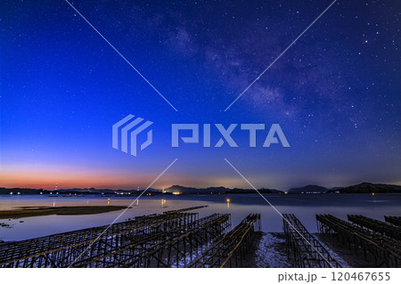 瀬戸内の春の星景 薄明の空に昇る天の川 瀬戸内の春の星景 薄明の空に昇る天の川 120467655