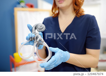 The doctor neurologist shows the anatomical model and explains to the patient about the structure of the inner ear and the crystals in the ears. Benign paroxysmal positional vertigo The doctor neurologist shows the anatomical model and explains to the patient about the structure of the inner ear and the crystals in the ears. Benign paroxysmal positional vertigo 120467874
