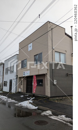 曇り空の家屋 曇り空の家屋 120468362