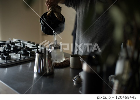 コーヒーを淹れるために器具をお湯で温めるところ 120468445