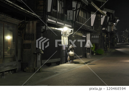 【奈良井宿の町並み (夜)】 長野県塩尻市奈良井 120468594