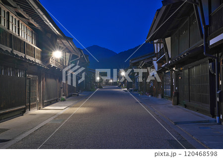【奈良井宿の町並み (夜)】 長野県塩尻市奈良井 120468598