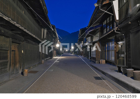 【奈良井宿の町並み (夜)】 長野県塩尻市奈良井 120468599