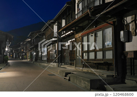 【奈良井宿の町並み (夜)】 長野県塩尻市奈良井 120468600