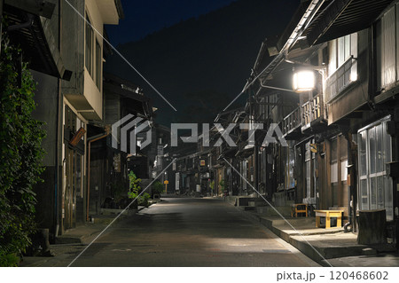 【奈良井宿の町並み (夜)】 長野県塩尻市奈良井 120468602