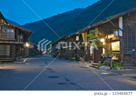 【奈良井宿の町並み (早朝)】 長野県塩尻市奈良井 120468677