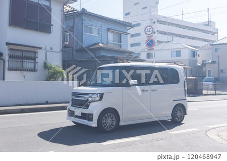 走行中の軽乗用車(トールワゴン) 走行中の軽乗用車(トールワゴン) 120468947