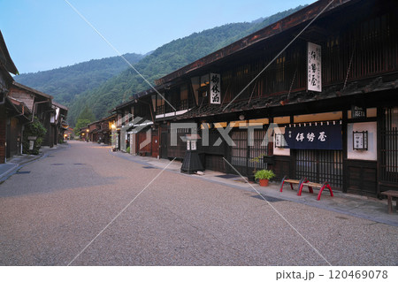 【奈良井宿の町並み (早朝)】 長野県塩尻市奈良井 120469078