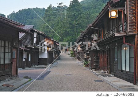 【奈良井宿の町並み (早朝)】 長野県塩尻市奈良井 【奈良井宿の町並み (早朝)】 長野県塩尻市奈良井 120469082