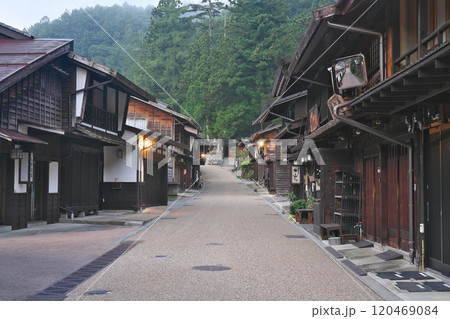 【奈良井宿の町並み (早朝)】 長野県塩尻市奈良井 120469084
