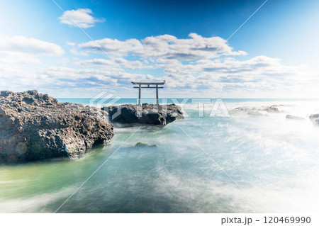 「茨城県」磯前神社の海の鳥居　長秒撮影 120469990