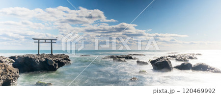 「茨城県」磯前神社の海の鳥居　長秒撮影 120469992