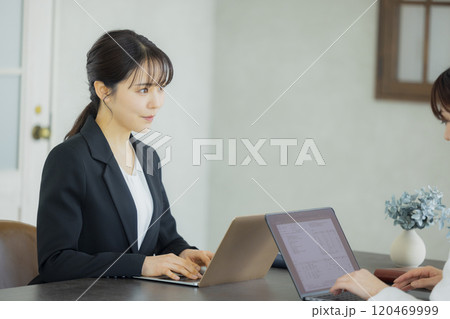 オフィスで働く女性　  120469999
