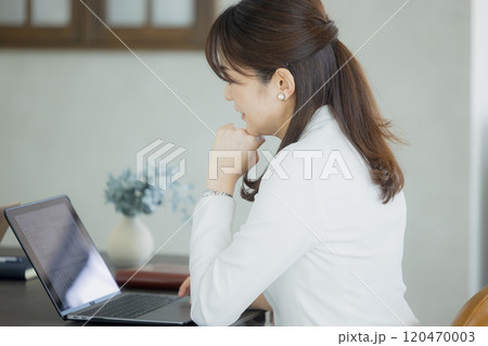オフィスで働く女性 オフィスで働く女性 120470003
