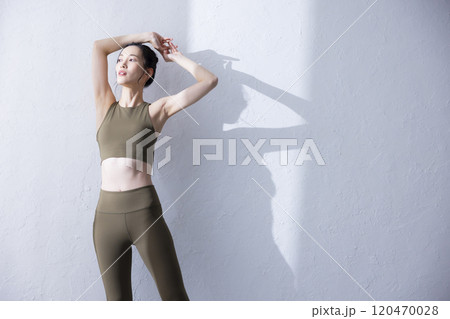 ヨガウェアの女性女性 120470028
