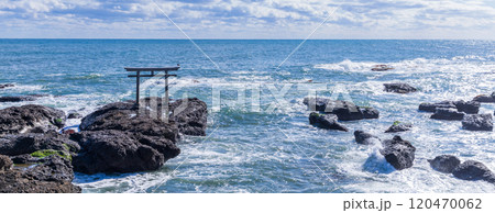 「茨城県」磯前神社の海の鳥居　大洗海岸 120470062