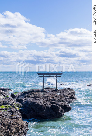 「茨城県」磯前神社の海の鳥居　大洗海岸 120470068