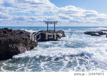 「茨城県」磯前神社の海の鳥居　大洗海岸 120470071