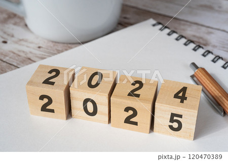 「2024」「2025」と書かれたブロック、ノート、ペン 120470389