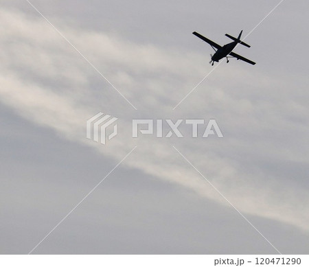 河川敷から上空を眺める　秋の風景 120471290
